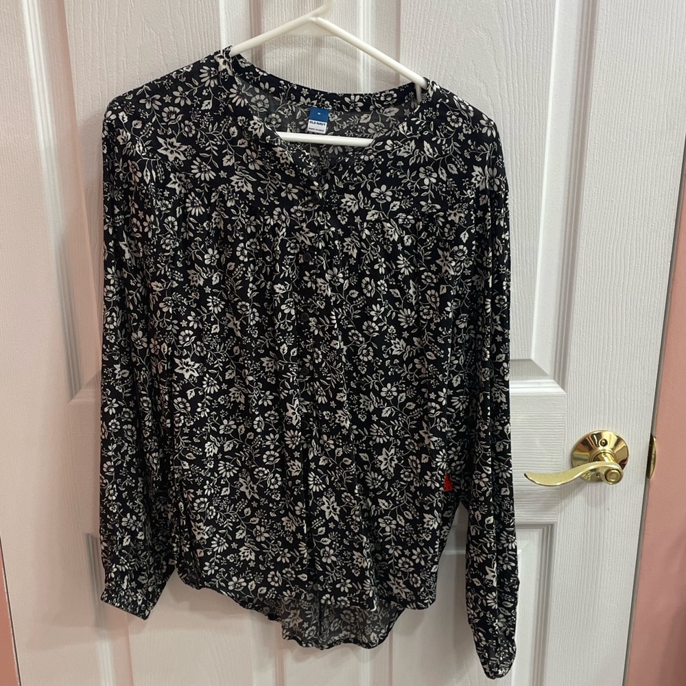 NWT Old Navy Black & White Floral Blouse with Puff Sleeves